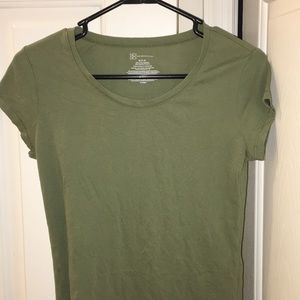 M olive green t-shirt